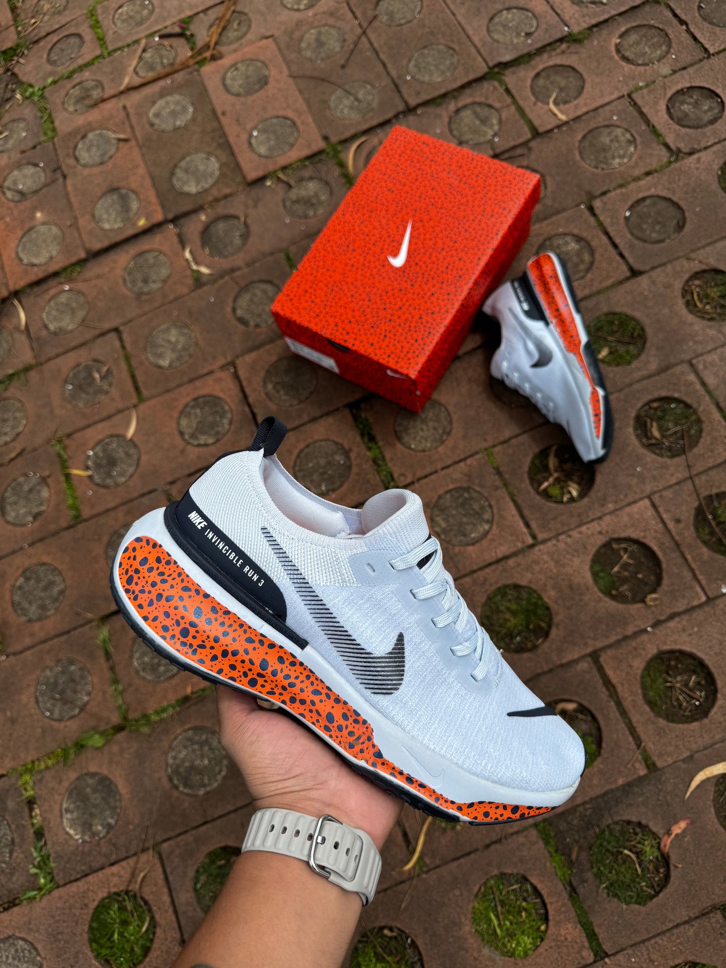 NIKE INVINCIBLE ELECTRIC