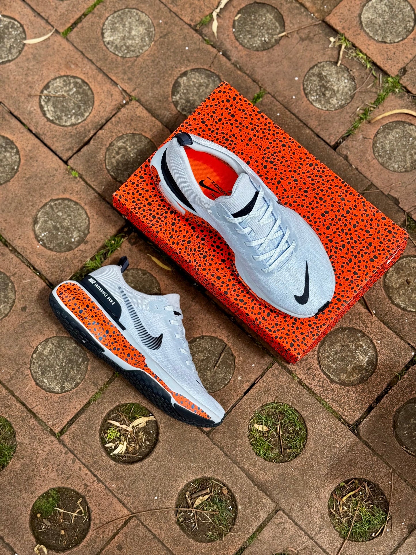 NIKE INVINCIBLE ELECTRIC