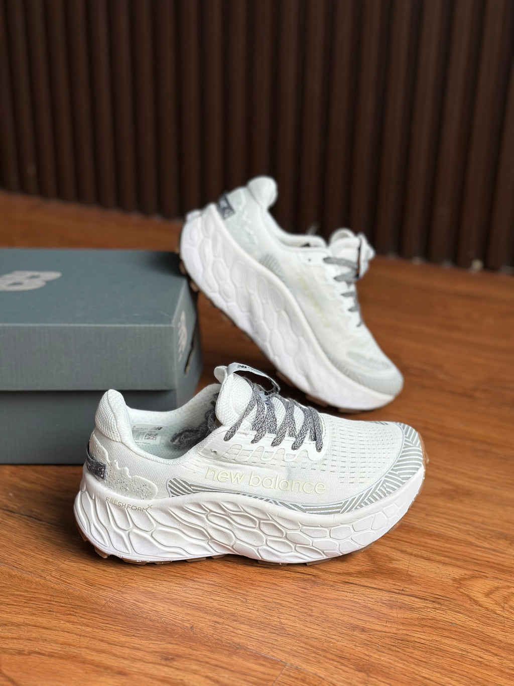 NEW BALANCE MORE V4