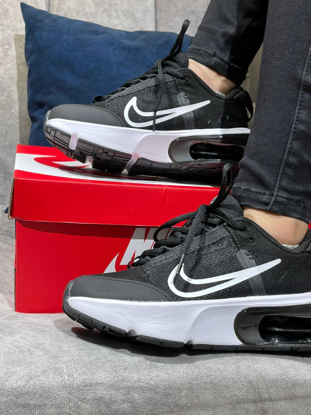 NIKE AIR MAX INTERLOCK