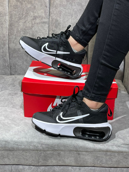 NIKE AIR MAX INTERLOCK